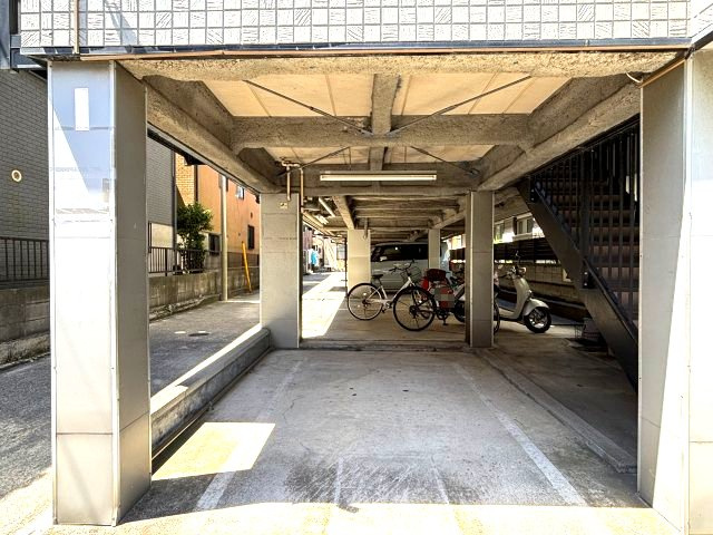 敷地内駐車場あり（空き無し）