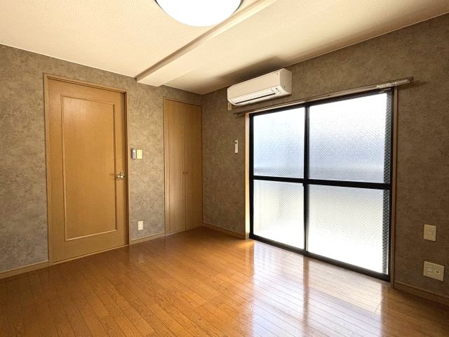 東南向きの窓から日差しが差し込みます