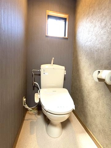 ホテルライクなアクセントクロスが美しいトイレ