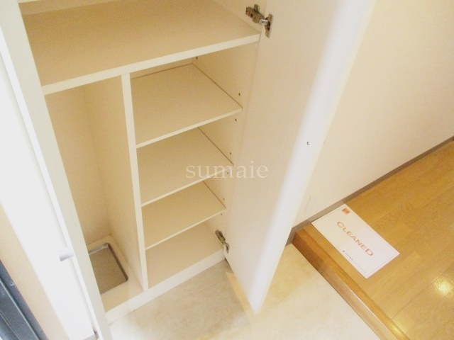 ルミエール西が丘の玄関|玄関横の収納です☆
