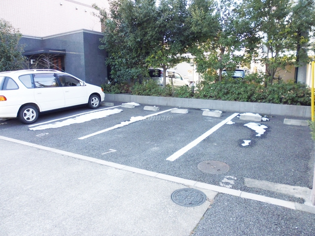 ルミエール西が丘の駐車場|駐車スペースです☆