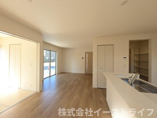 【新築戸建】　いわき市好間町上好間第4　長期優良住宅の居間・リビング|1号棟写真　一日の中で多くの時間を過すことになるリビングだからこそ、いつも穏やかな空間であることが必然。爽やかな通風と採光を存分に感じる事が出来る空間です。
