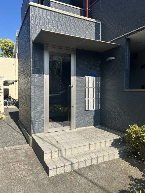 尼崎市南塚口町６丁目のアパートのエントランス