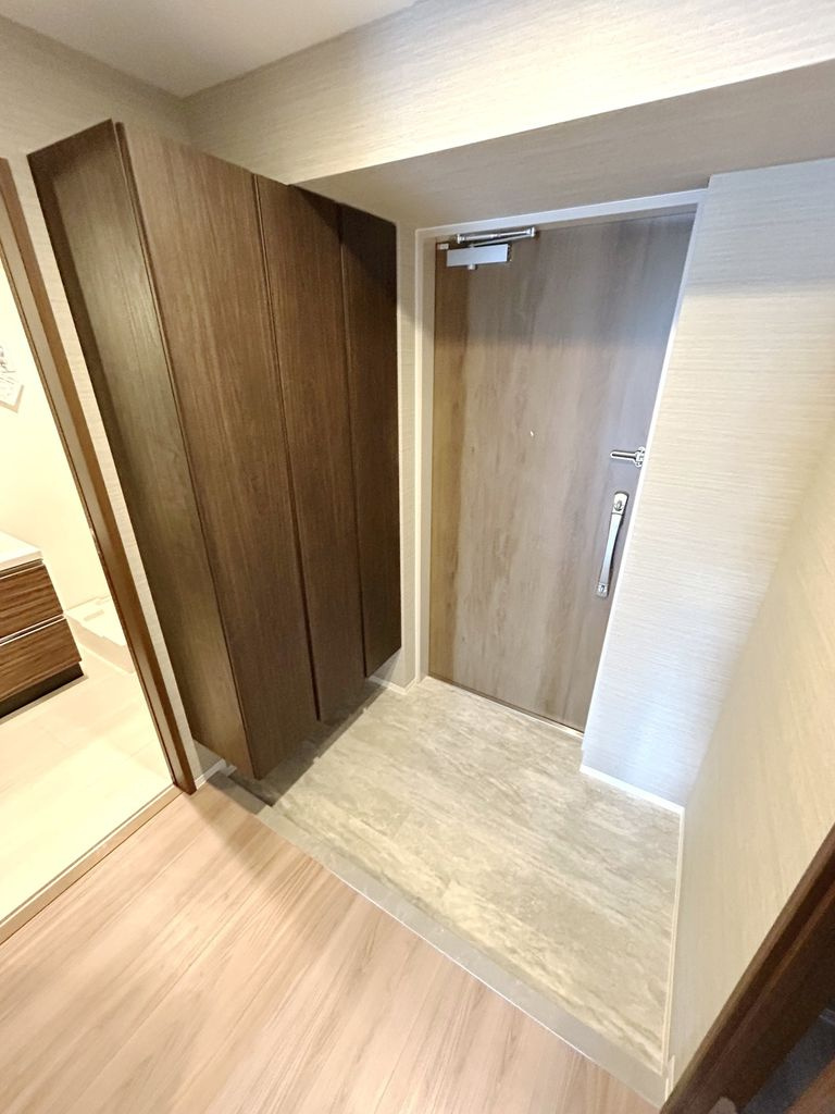 アヴェニーユ参番館の玄関|収納もある玄関です