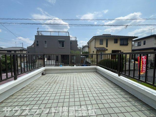 八王子市川町の展望|青空の下で開放感を味わえる、ゆとりある広々バルコニー。洗濯物干しや気分転換など、多彩に活用できます☆
