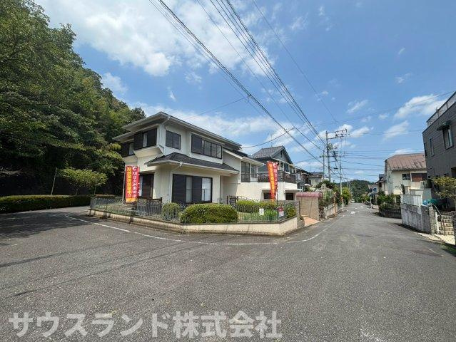 八王子市川町の前面道路含む現地写真|青空と緑に映える、やさしい色合いの外観。道路に面した開放的な印象と、整った穏やかな街並みも魅力です！