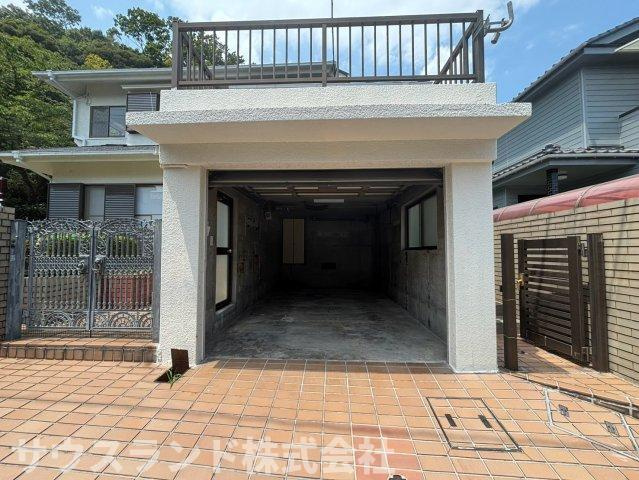 八王子市川町の駐車場|道路に面した間口の広い駐車スペース。車の出し入れがしやすく、雨天時の乗り降りにも配慮されています！
