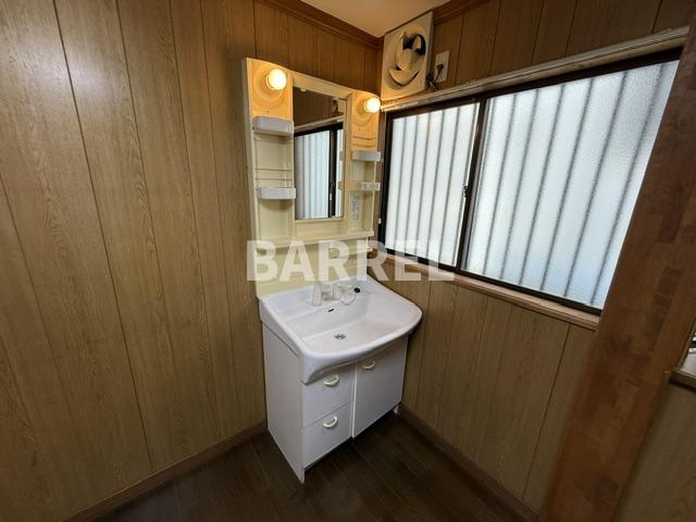 川西市小花1丁目テラスの独立洗面台