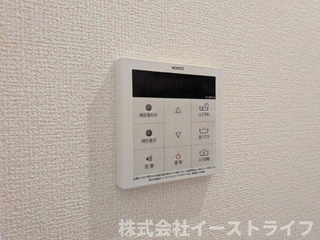 【新築戸建】　いわき市好間町上好間第4　長期優良住宅の発電・温水設備|同社施工写真　リビング内給湯器リモコンです。