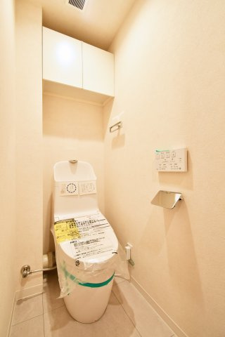 セントラルコート浦和南のトイレ|水回り交換済、清潔感を保ちやすいトイレ空間。温水洗浄便座付き、毎日使う場所だからこそ快適性をしっかり確保。写真で暮らしを想像し、ご家族で内覧し収納・採光・動線・設備の使い勝手を確認ください。