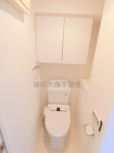 AZESTアゼスト千鳥町のトイレ|棚収納と温水洗浄暖房便座付きのトイレ