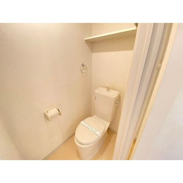 クレフラスト南薫西町のトイレ|ゆったりとした空間のトイレです