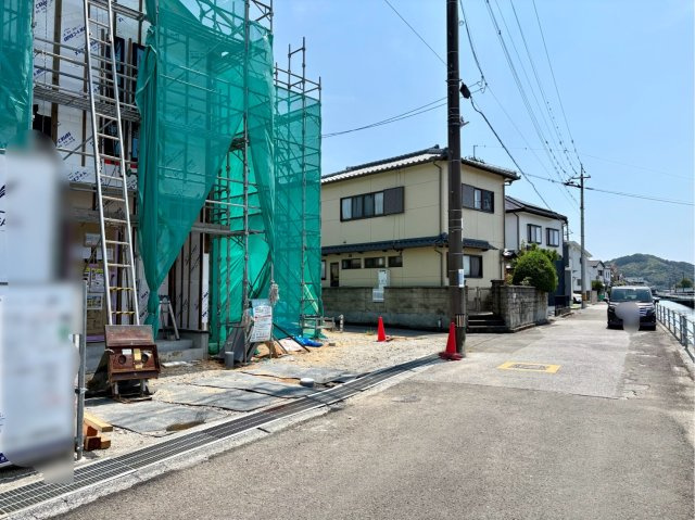 「通学がスムーズな立地」高知市介良乙12期1棟　新築一戸建ての前面道路含む現地写真|8/30撮影。