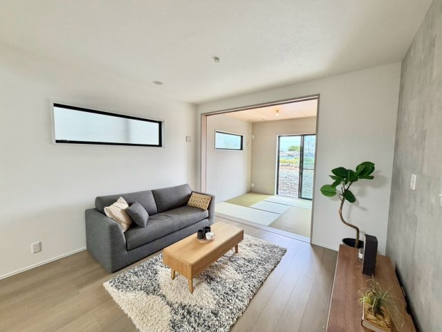 泉佐野市岡本４丁目新築戸建の居間・リビング|リビングダイニング