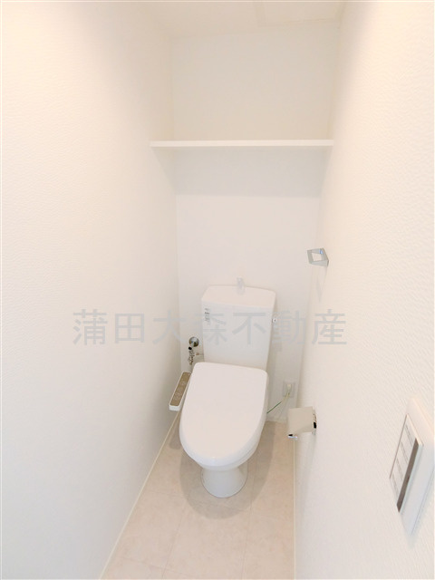COCOCUBE矢口渡のトイレ|棚と温水洗浄便座付きのトイレ