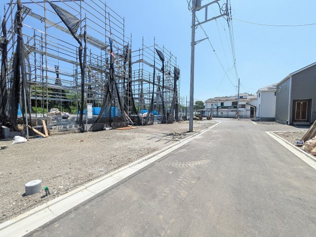 八王子市　泉町　新築一戸建て　２６期の前面道路含む現地写真|～南西側5ｍ道路に面しています～