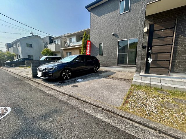 ☆選べる家具プレゼント☆松山市東野3丁目　４SLDKの駐車場