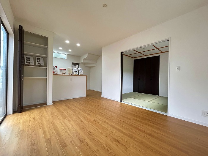 ☆選べる家具プレゼント☆松山市東野3丁目　４SLDKの居間・リビング
