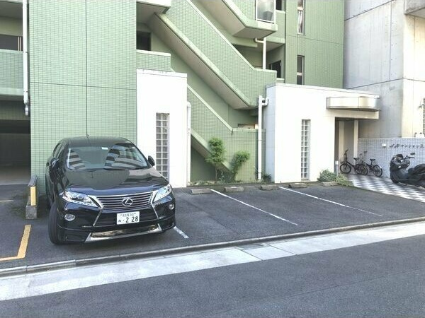 AHマンション泉の駐車場