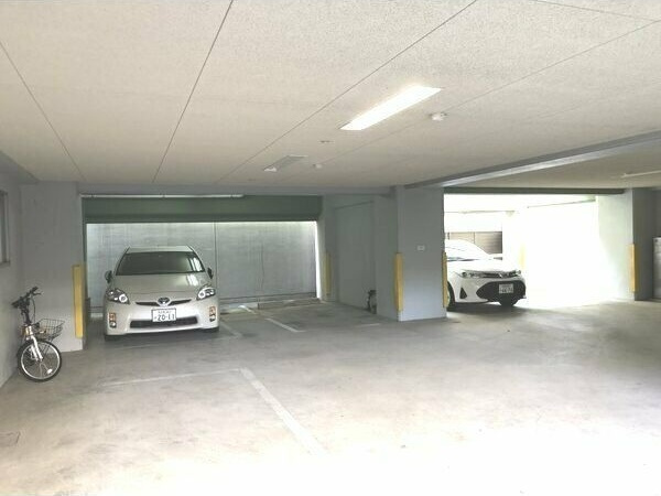 AHマンション泉の駐車場