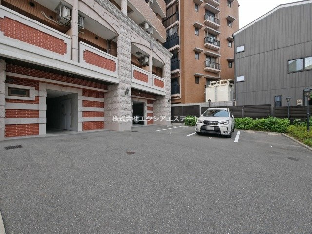 Luxe天王寺の駐車場