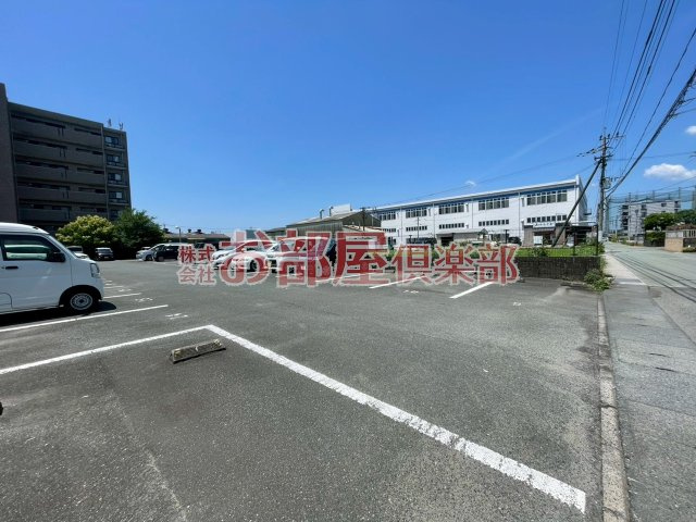サンモール梅満の駐車場|車をお持ちの方に嬉しい駐車場付きの物件です