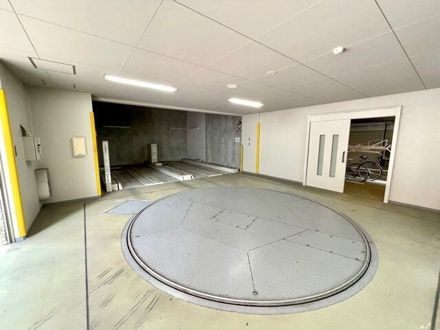 レジディア九段下の駐車場