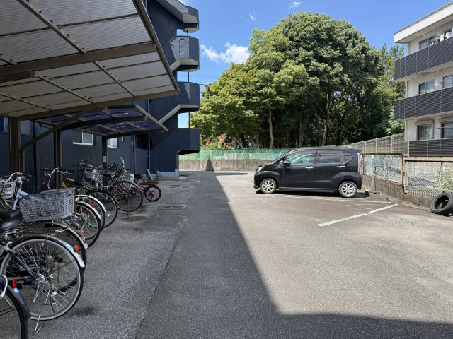 コーポナリタの駐車場