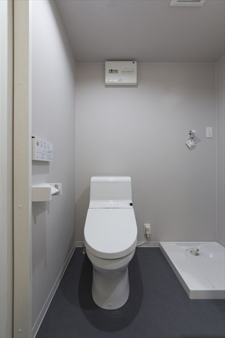 温水洗浄便座付きのトイレです♪