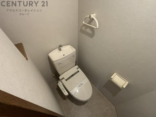 温水洗浄便座付きのトイレです♪