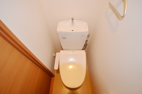 温水洗浄便座付きのトイレです♪