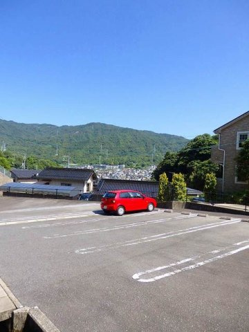 ラフィネの駐車場|駐車場があるので、車を買う予定の方も安心です