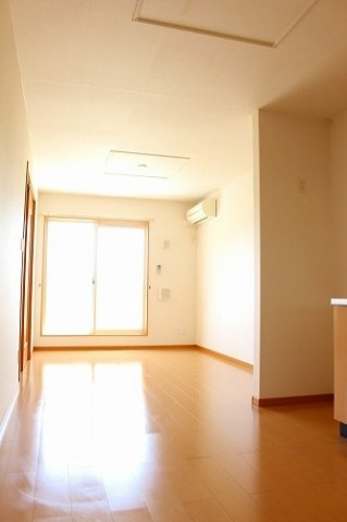 メゾン　ソレイユ　Ⅰの居間・リビング|こちらのリビングで趣味の時間をお楽しみください