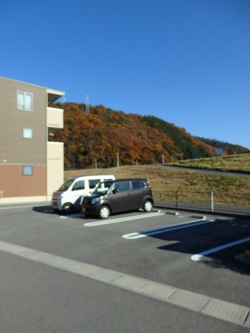 ユニベールＢの駐車場|駐車場があるので、車を買う予定の方も安心です
