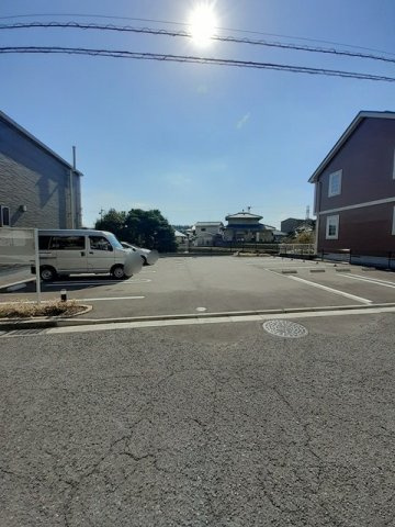 シャンブレ・ラ・ソレイユⅡの駐車場|駐車場があるので、車を買う予定の方も安心です
