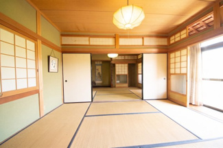 【和室】 | 湖南市サイドタウン2丁目　土地520坪以上のゆったり邸宅 | 別棟建物和室、手前側、AIで加工しています