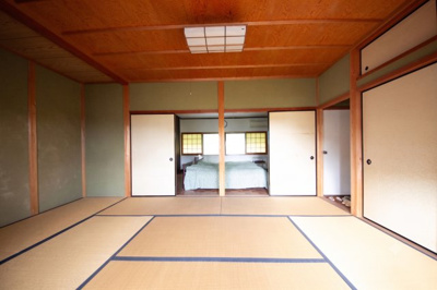 【和室】 | 湖南市サイドタウン2丁目　土地520坪以上のゆったり邸宅 | 二階和室別角度、AIで加工しています