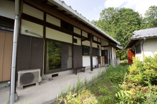 【外観】 | 湖南市サイドタウン2丁目　土地520坪以上のゆったり邸宅 | 建物外観別角度(別棟側)