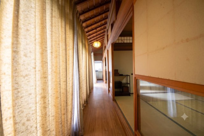 【内装】 | 湖南市サイドタウン2丁目　土地520坪以上のゆったり邸宅 | 別棟建物縁側、AIで加工しています