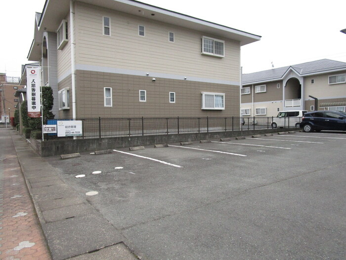 バティール西小森野B棟の駐車場
