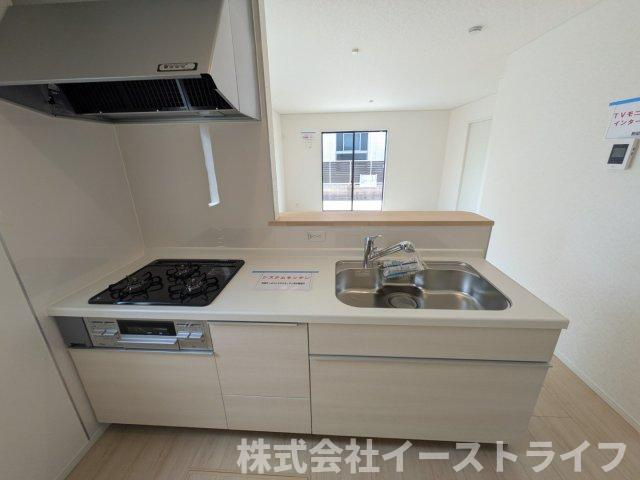 【新築戸建】　いわき市四倉町第19のキッチン|同社施工写真　対面キッチンは家族とのコミュニケーションをとりながらお料理できるのが魅力です♪とくに小さなお子さんを持つご家庭では、調理中もお子さんの様子をみられるので大きな安心に繋がりますね♪