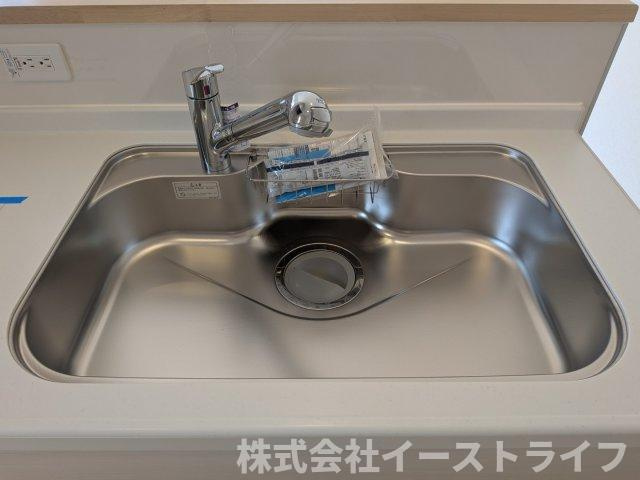 【新築戸建】　いわき市四倉町第19のキッチン|1号棟写真　浄水器一体型水栓です◎対面式キッチンなので、リビングルームにいるご家族の様子を見ながら調理ができ、小さなお子様がいるご家庭でも安心です。