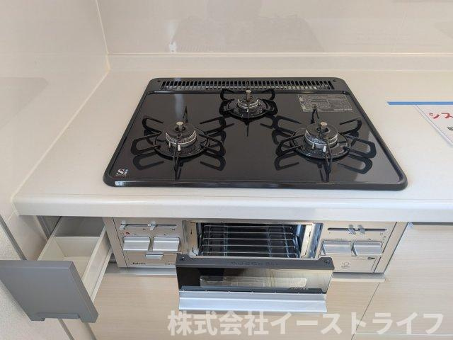 【新築戸建】　いわき市四倉町第19のキッチン|1号棟写真　ガス火3口、魚焼きグリル、調味用入れがついています！