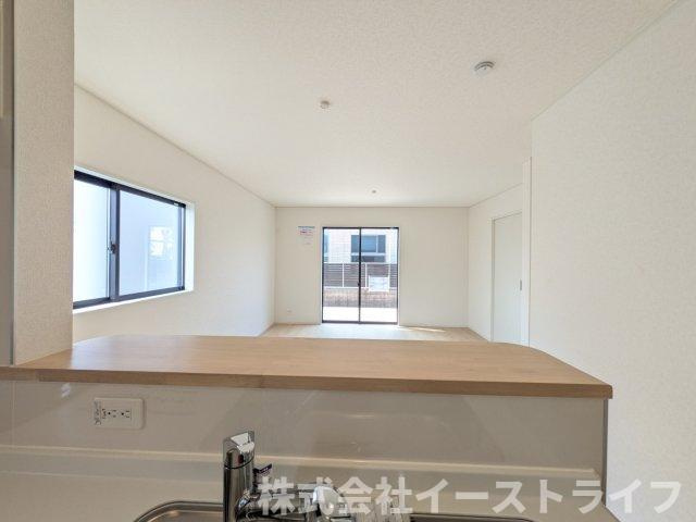 【新築戸建】　いわき市四倉町第19のキッチン|1号棟写真　キッチンからリビングへの目線です◎