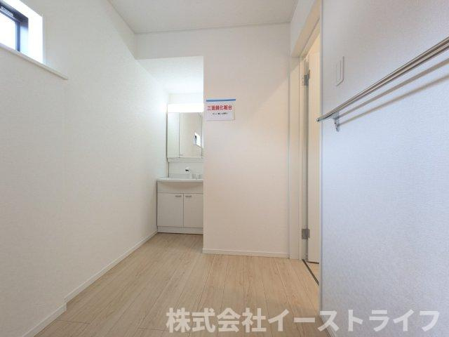 【新築戸建】　いわき市四倉町第19の独立洗面台|1号棟写真　朝の身支度に便利な独立洗面台です。3面鏡で鏡の裏には収納スペースがあり、小物などをすっきり片づけることができます。