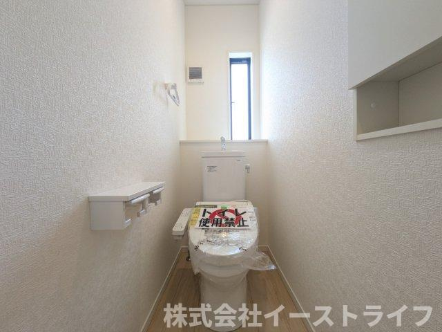 【新築戸建】　いわき市四倉町第19のトイレ|1号棟写真　落ち着いた色調のトイレで、温水洗浄機能付き便座です