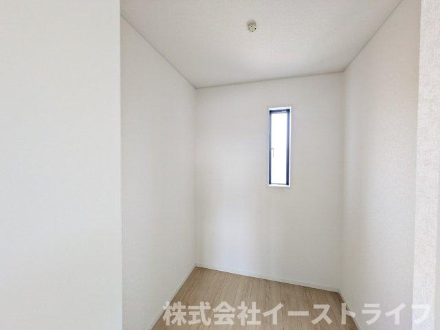 【新築戸建】　いわき市四倉町第19の収納|1号棟写真　季節ごとの入れ替えが不要なウォークインクローゼットは、こたつや扇風機、またお絵描きや工作などお子様との思い出もたっぷり収納できます。