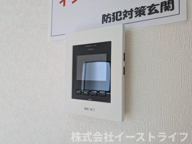 【新築戸建】　いわき市四倉町第19のセキュリティ|1号棟写真　テレビモニター付きインターフォンです。玄関のドアを開けることなく来客の顔や声を確認できるため、トラブルの防止につながります。