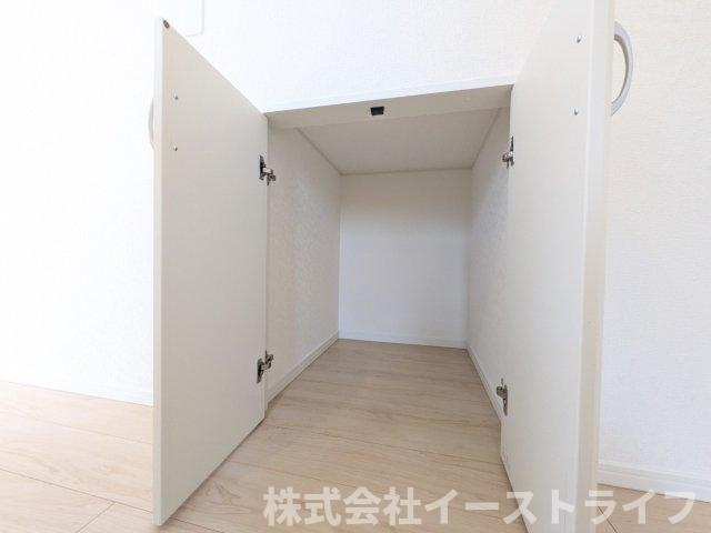【新築戸建】　いわき市四倉町第19の収納|1号棟写真　キッチン脇にはストック品や防災用品を収納するのに便利な収納が付いています！
