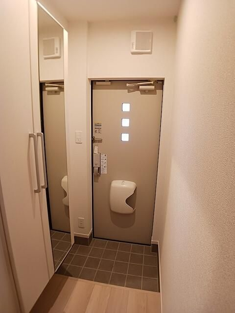 ナナラーピカケの玄関